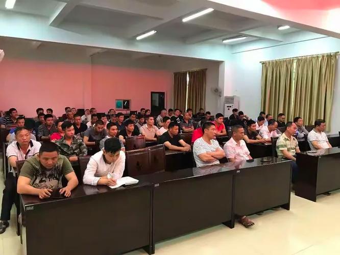 白蓮鎮(zhèn)召開重點(diǎn)場礦企業(yè)駕駛員安全教育培訓(xùn)會(huì) 筑牢交通安全防線