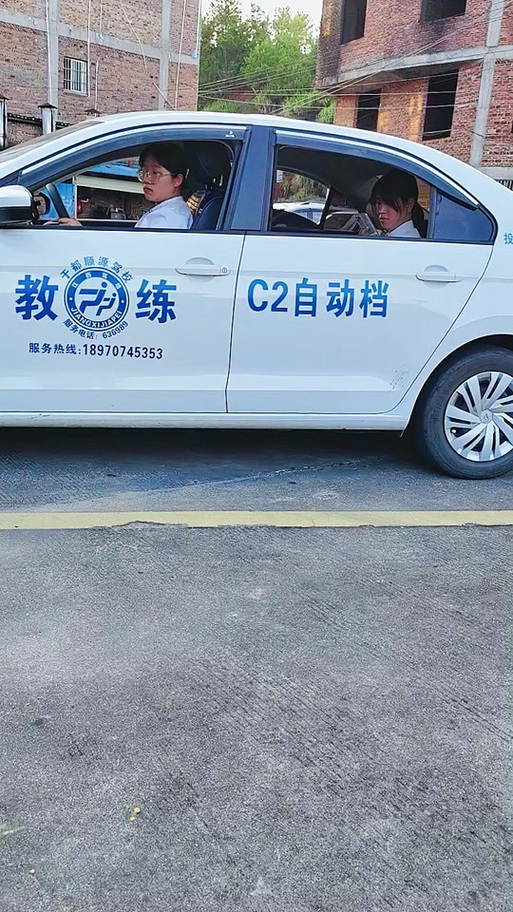 晚風(fēng)伴學(xué)，日落出發(fā)——“兩個(gè)小女孩”的專業(yè)駕駛培訓(xùn)新選擇
